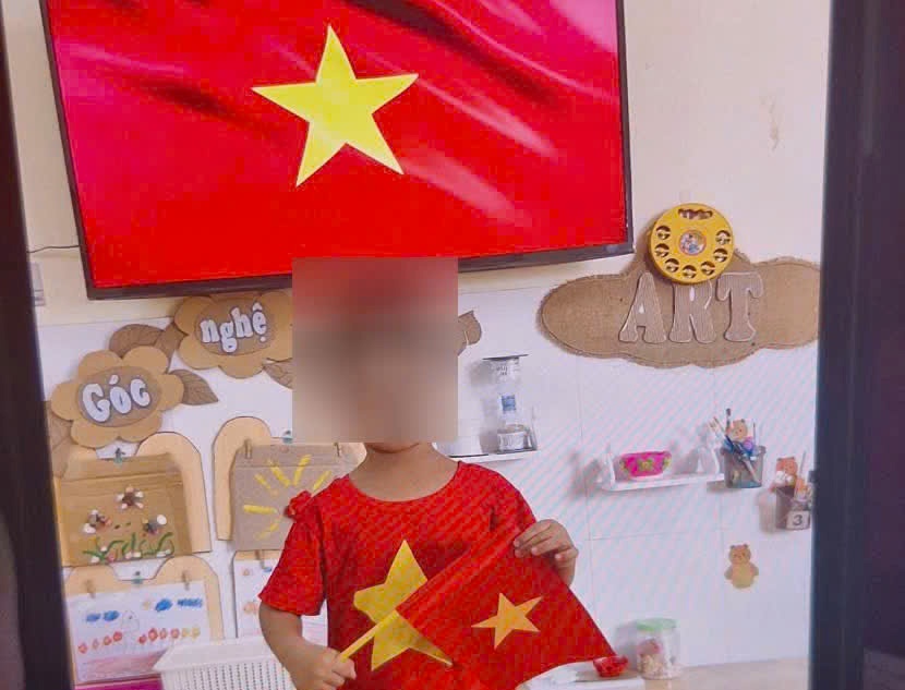 Công an phường Dương Quan (thành phố Thuỷ Nguyên) tìm thấy cháu bé bị lạc trong Lễ hội Hoa phượng đỏ năm 2025